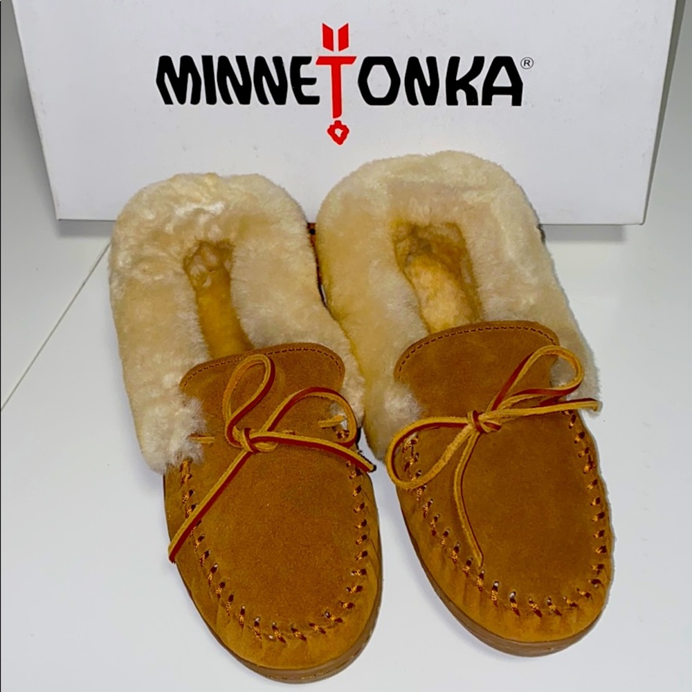 NIB MINNETONKA Alpine Sheepskin Moc GOLDEN TAN